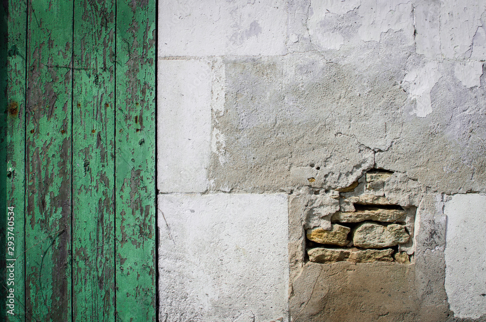 Naklejka premium texture de vieux mur abîmé et vieux porte verte