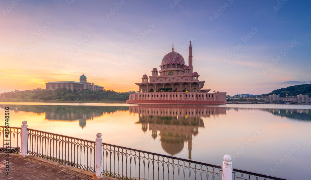 Obraz premium Putra Mosque motion sky sunrise moments. The Mosque is the principal mosque of Putrajaya, Landmark in Malaysia / Shallow depth of field, slight motion blur.