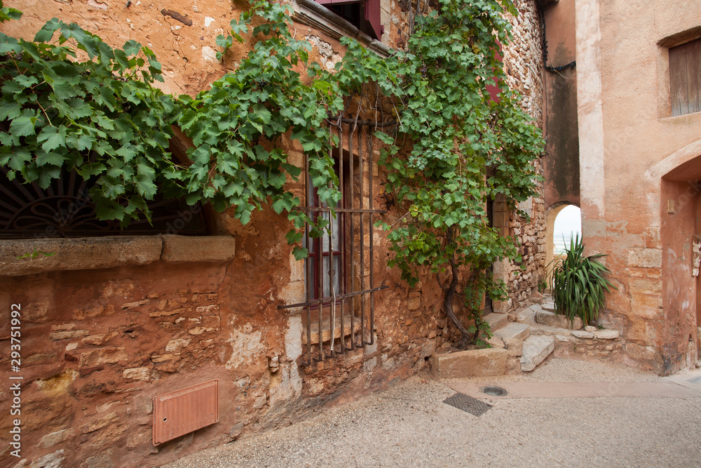  The old town of Roussillon, Vaucluse, Provence-Alpes-Côte d'Azur region, France, Europe