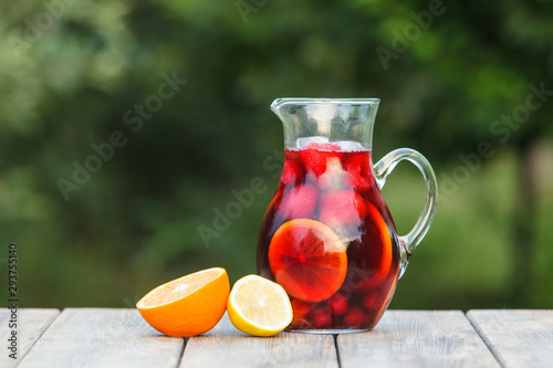 Foto Refreshing sangria or punch with fruits in pincher