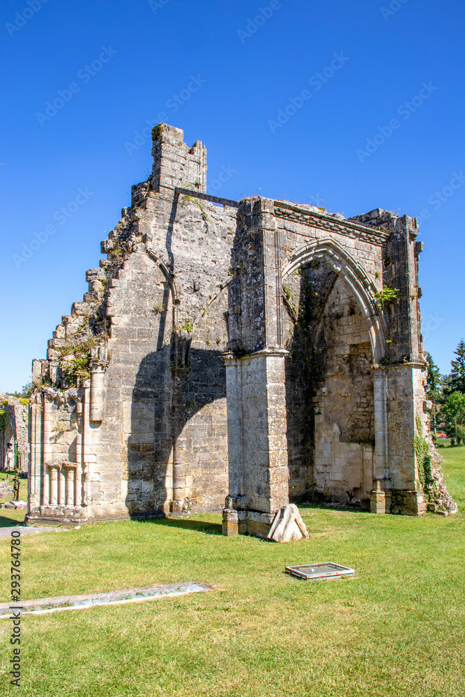 Saint-Evroult-Notre-Dame-du-Bois. Ruines de l'abbaye. Orne. Normandie