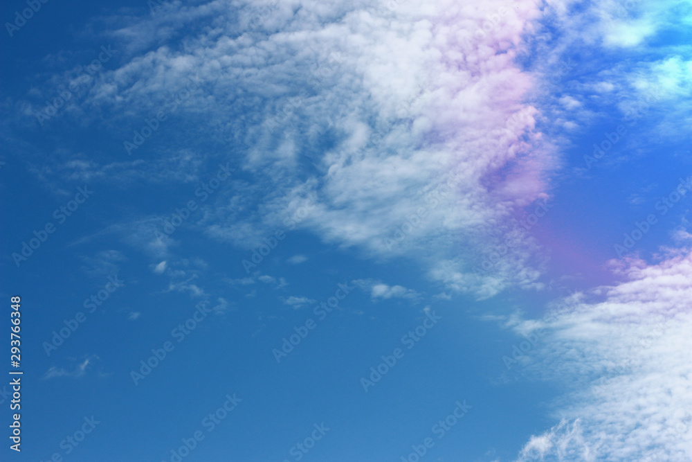 Obraz premium blue sky with tiny clouds nature background