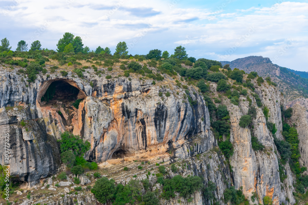 Cuevas en el calar , montaña de roca caliza en Benizar,Moratalla(España)
