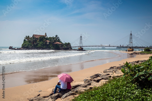 Foto The Paravi Duwa buddhist temple, Golden Island Pathway, Matara, Matara District,