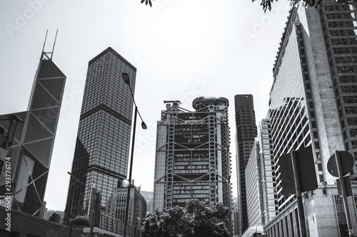 Budynek handlowy w Hongkongu z bliska; Styl czarno-biały