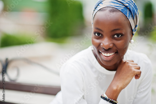 Canvas Print Young modern fashionable, attractive, tall and slim african muslim woman in hijab or turban head scarf posed