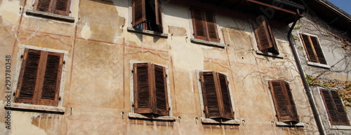 ein altes Haus mit Klappläden in Italien photo