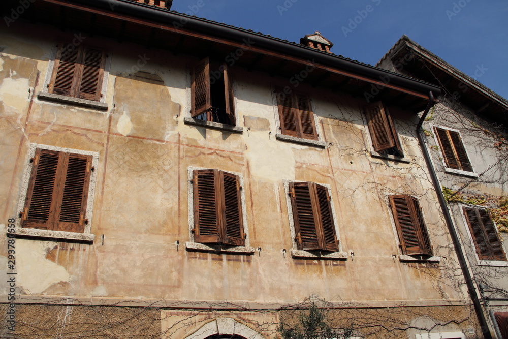 ein altes Haus mit Klappläden in Italien