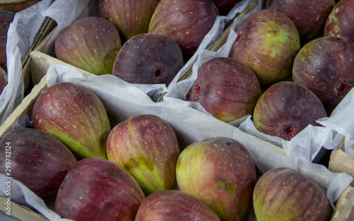 Schilderij op canvas Ripe figs in paper boxes as a background