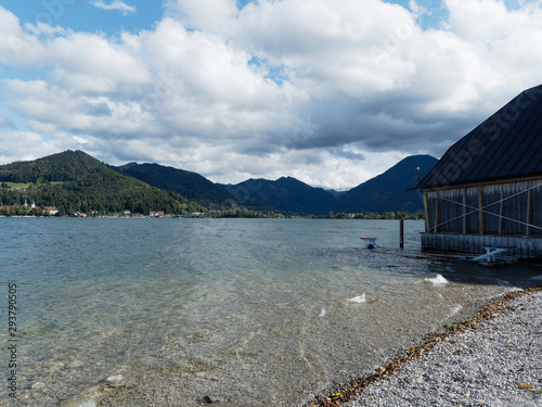 Les Alpes de Bavière. Vue sur le lac de Tegernsee, Rottach-Egern et et le sommet du Wallberg depuis Bad Wiessee en Haute-Bavière photo