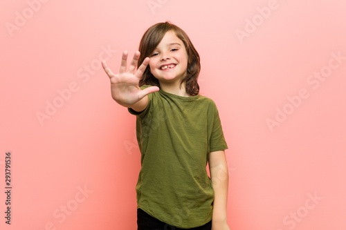 Принти на полотні Little boy smiling cheerful showing number five with fingers.
