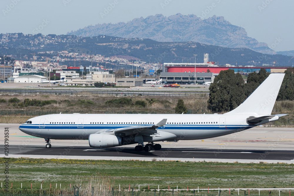 Fototapeta premium gran avión transcontinental en la pista del aeropuerto