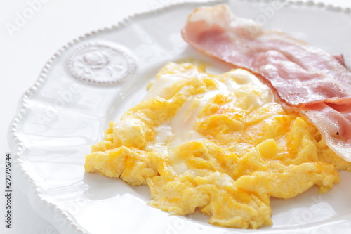 Fotografie Homemade bacon and scrambled egg
