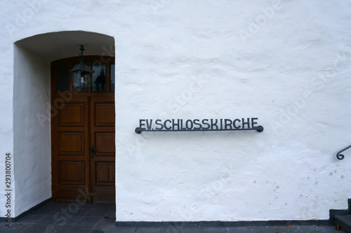 Fototapeta Naklejka Na Ścianę i Meble -  Der Eingang der Evangelischen Schlosskirche in Hadamar. ..