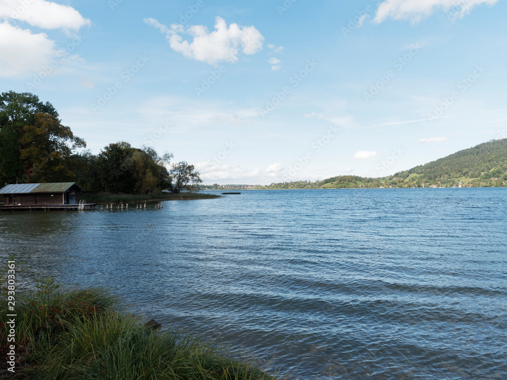 Paysage pittoresque de Haute-Bavière. Vue sur le lac de Tegernsee depuis le sentier de promenade de la Station Thermale de Bad Wiessee Paysage pittoresque de Haute-Bavière. Vue sur le lac de Tegernsee depuis le sentier de promenade de la Station Thermale de Bad Wiessee