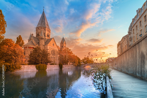 Photos A colourful city view of an ancient Neuf Church on the bank of the Moselle river in Metz in France during the sunrise
