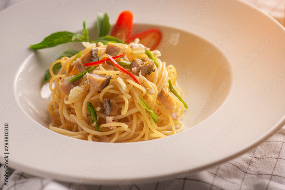 spaghetti with tomato sauce and basil