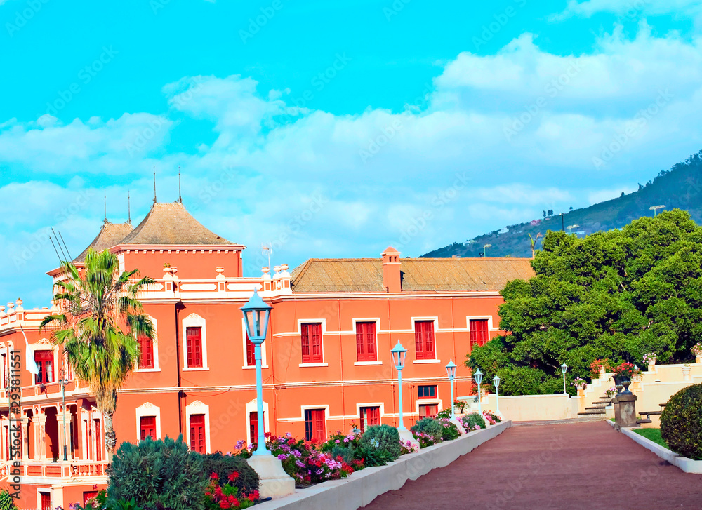 Obraz premium Garden path to a colonial orange house located in the Spanish town of La Orotava in the canary island in a sunny day