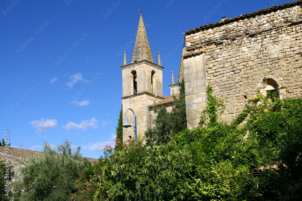l'église romane Notre-Dame et Saint-Michel à Goudargues dans le Gard en France