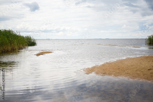 Берег псковского озера: песчаные отмели
