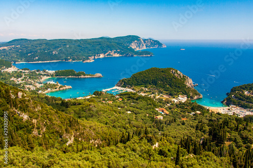 Blick auf Paleokastritsa von Lakones aus