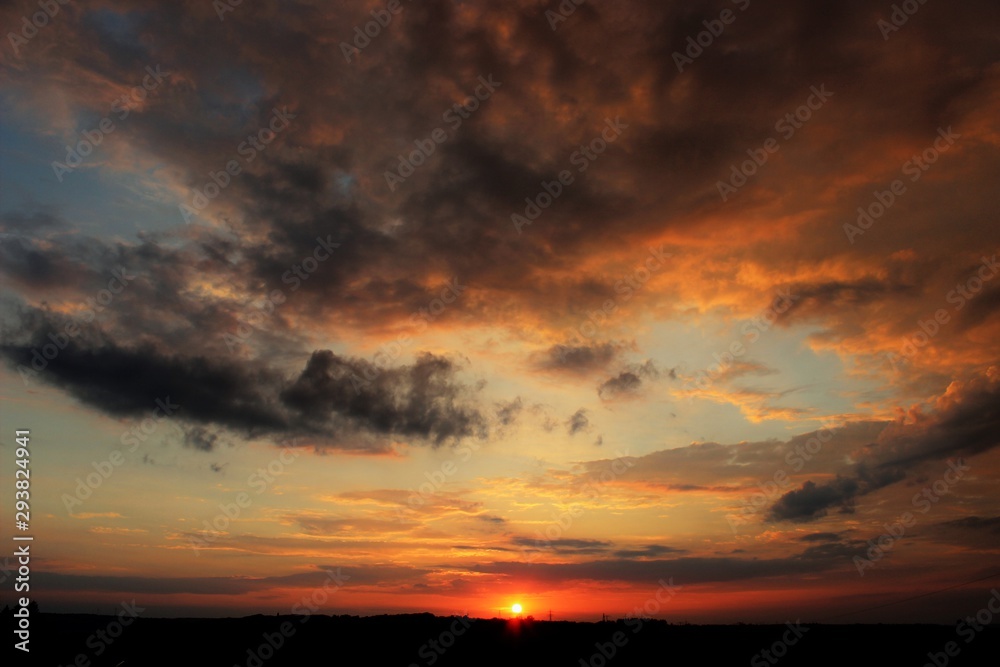 Beeindruckende Aufnahmen von Himmel und Wolken zu verschiedenen Zeiten