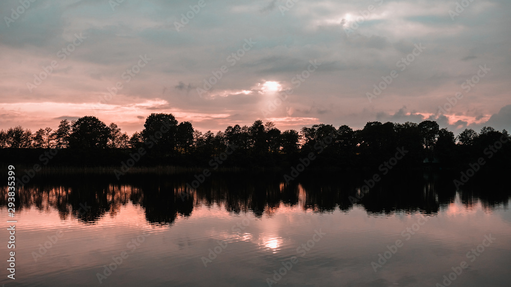 Obraz premium sunset over lake