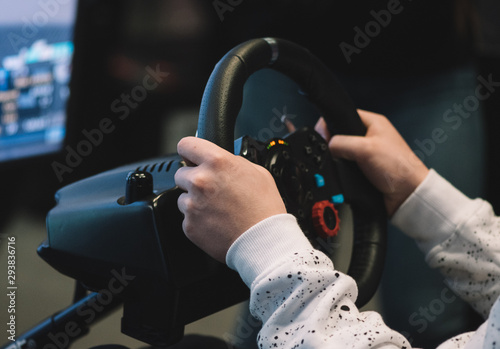 Cuadro en lienzo Playing with car simulator at an exhibition