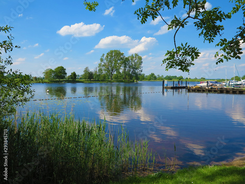 Landschaft mit keinem Yachthafen von Bargen am Fluss Eider in Schleswig-Holstein