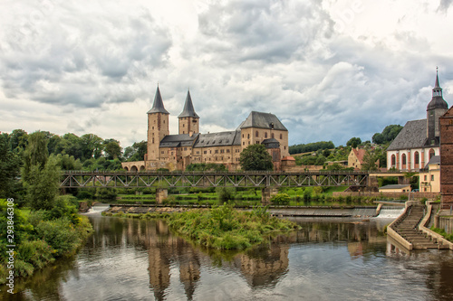 Schloss Rochlitz im Landkreis Mittelsachsen mit leichter Spiegelung auf Zwickauer Mulde, Deutschland, Europa
