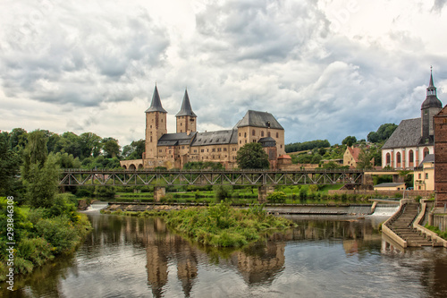 Schloss Rochlitz im Landkreis Mittelsachsen mit leichter Spiegelung auf Zwickauer Mulde, Deutschland, Europa © Astra1960