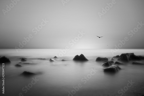 Schöner Sonnenuntergang über dem Horizont des Ozeans