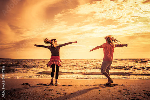 Glückliches Paar am Strand bei sonnenuntergang
