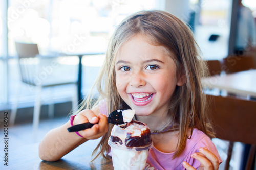 junges, hübsches Mädchen isst ein Eis
