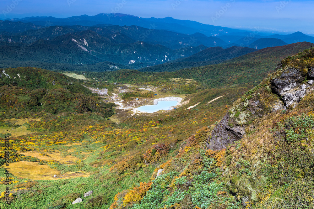 栗駒山の紅葉とエメラルドグリーンの昭和湖