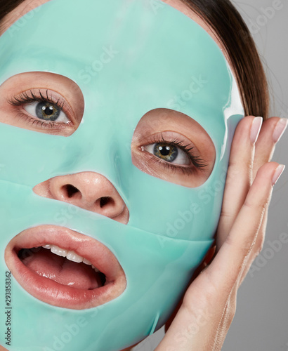 Hydrating gel facial mask photo