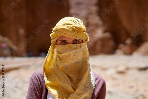 Foto Portrait of the female traveler with a tied yellow berber tagelmust scarf