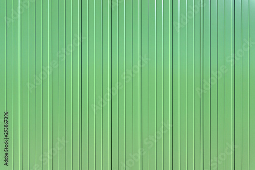Detail einer Wand aus hellgrünem flachen Aluminiumprofil