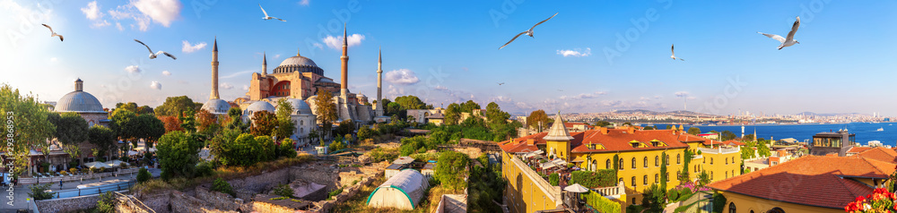 Naklejka premium Hagia Sofia, stara turecka łaźnia turecka i Bosfor, piękna panorama Stambułu