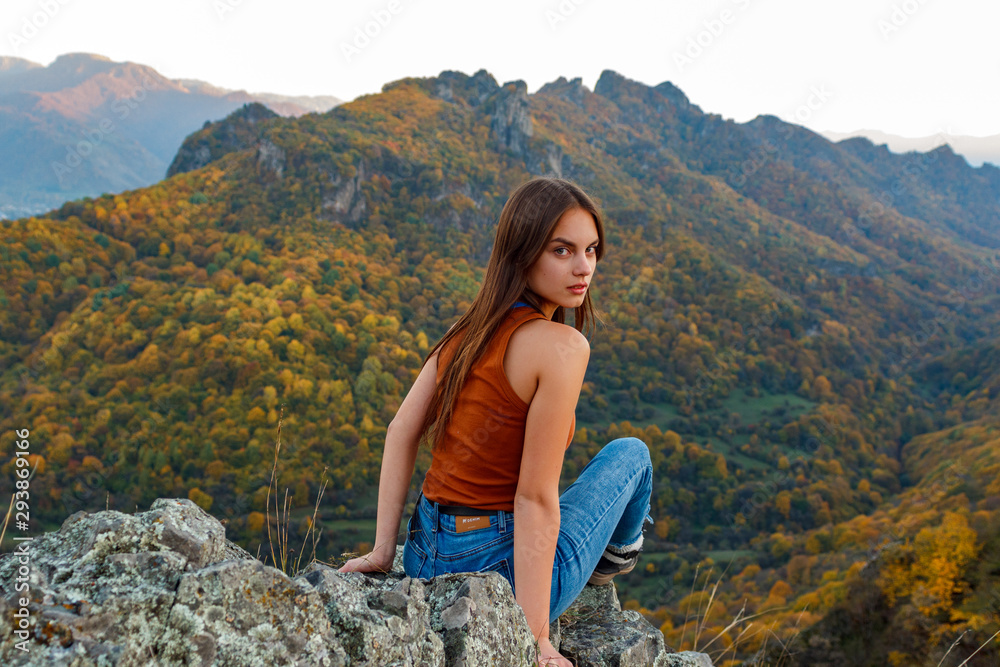 Naklejka premium girl in the background of the autumn gorge