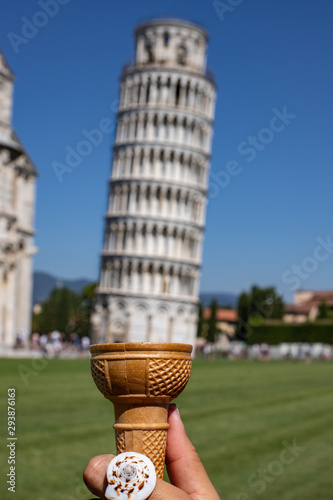 Foto Leaning Tower of Pisa in the ice cream corn