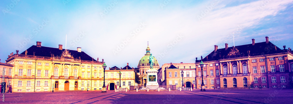 Fototapeta premium Beautiful cityscape with home residence of the Danish royal family, cathedral and monumen of Frederick V on Amalienborg Palace Square in Copenhagen, Denmark. Panorama.