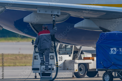 Foto refuelling a plane