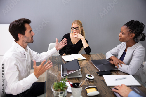 Foto Business Man Discussing Project Sitting At Office Desk