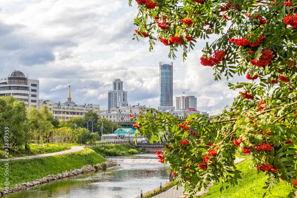 Φωτογραφία Picturesque cityscape with rowan and river embankment, Yekaterinburg, Russia