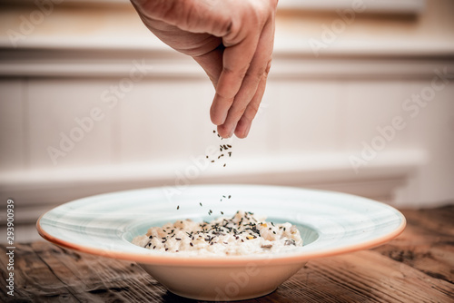 Obraz na płótnie mano condimentando un plato de comida, arroz