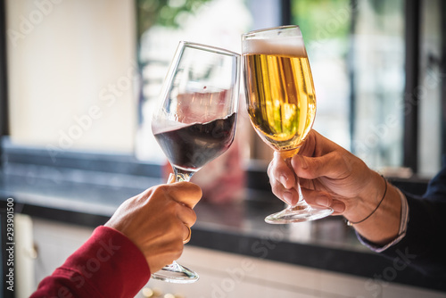manos brindando con vino photo