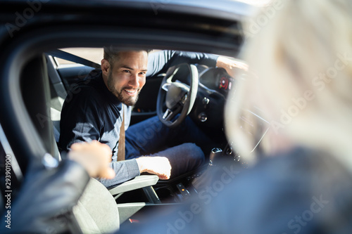 Fotografia Happy Man Sitting In Car Looking Out