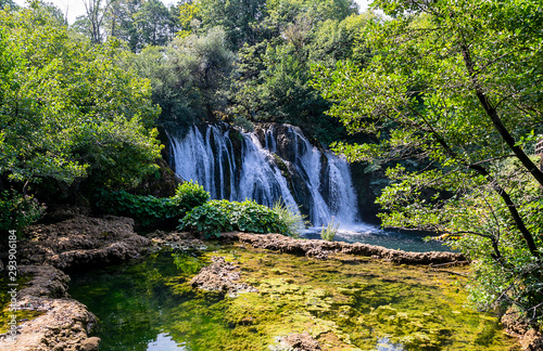 Der wundersch  ne Wasserfall von Martin Brod in Bosnien und Herzegowina