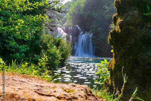 Der wundersch  ne Wasserfall von Martin Brod in Bosnien und Herzegowina